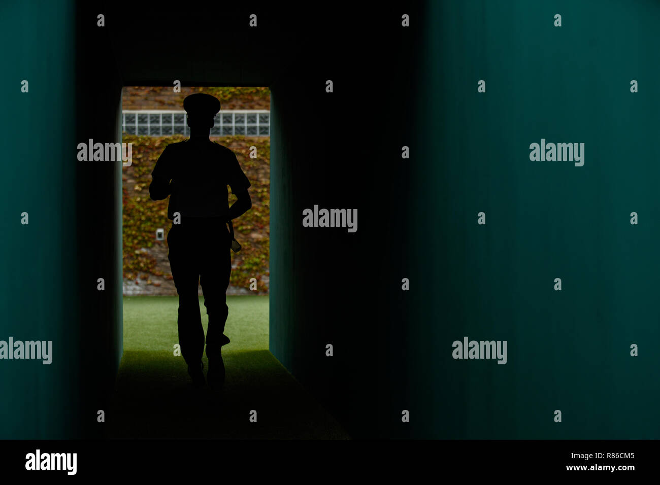 Tourné en couleur d'un garde de sécurité pendant le tournoi de Wimbledon 2018 Banque D'Images
