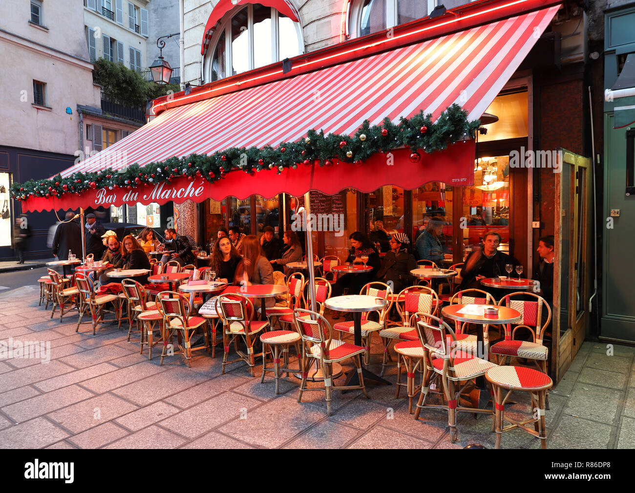 Le café-bar traditionnel français du marche décorée pour Noël . Il situé sur boulevard Saint-Germain, Paris, France. Banque D'Images