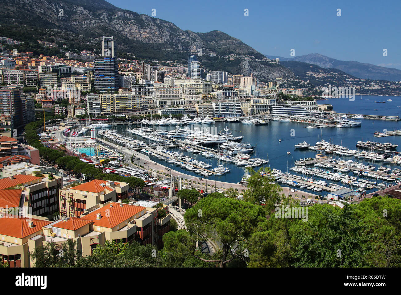 Vue sur la Condamine ward et le Port Hercule à Monaco. Hercule port est le seul port en eau profonde à Monaco Banque D'Images