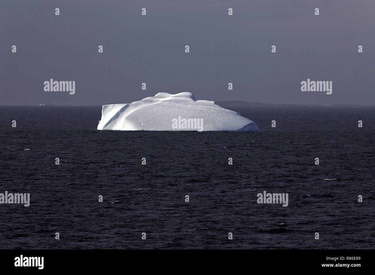 Belau Disko Bucht : Rennboot oder OVNI ? Ein Eisberg Banque D'Images