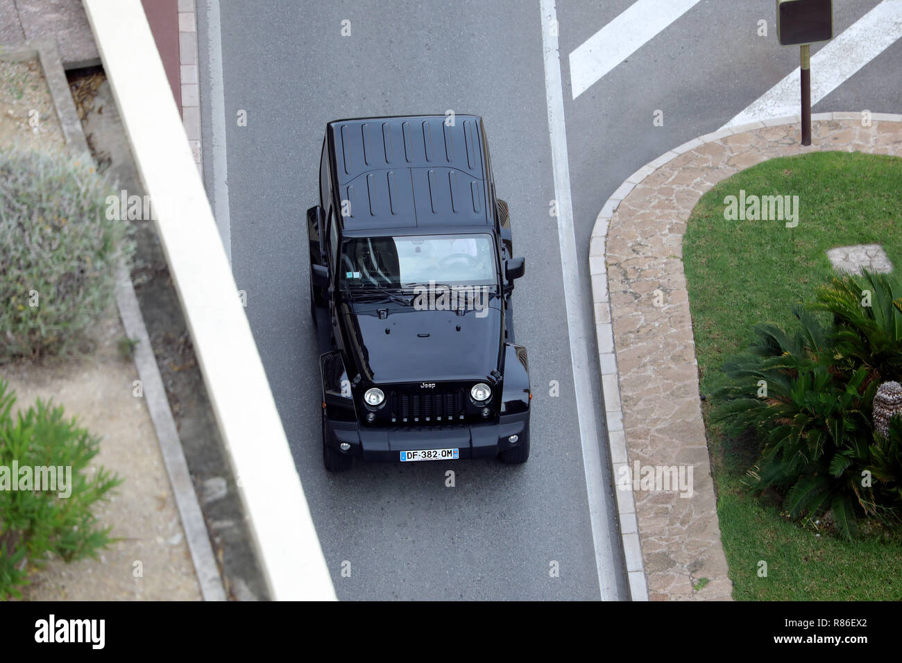 Monte-Carlo, Monaco - 5 octobre 2018 : Vue aérienne d'un beau noir Jeep  Wrangler 4X4 (Vue de dessus) roulant sur le Boulevard du Larvotto à Monaco,  F Photo Stock - Alamy