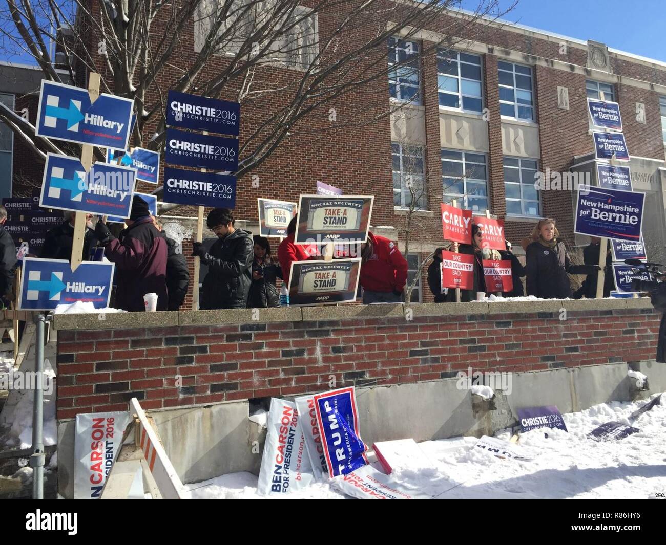 Affiches des candidats à l'écran en face d'un bureau de vote dans le quartier 1, Manchester, New Hampshire, le 9 février 2016 (2). Banque D'Images