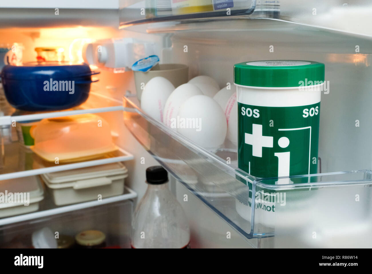 Allemagne : le vert et blanc boîte contient d'urgence pour l'équipe de secours et d'urgence important tous-l'information pertinente sur la personne concernée, tel que certificat de vaccination, l'état de santé, des médicaments, du plan d'urgence sera vivant etc. La boîte devrait être dans la porte du réfrigérateur. --- Notfalldose Kuehlschranktür in der sollte stehen. Die weiße grün-Notfalldose enthält die für alle wichtigen notfallrelevante Retter und Informationen über die betreffende personne wie Impfpass, Medikamentenplan Patientenverfügung, Gesundheitszustand, usw. Banque D'Images