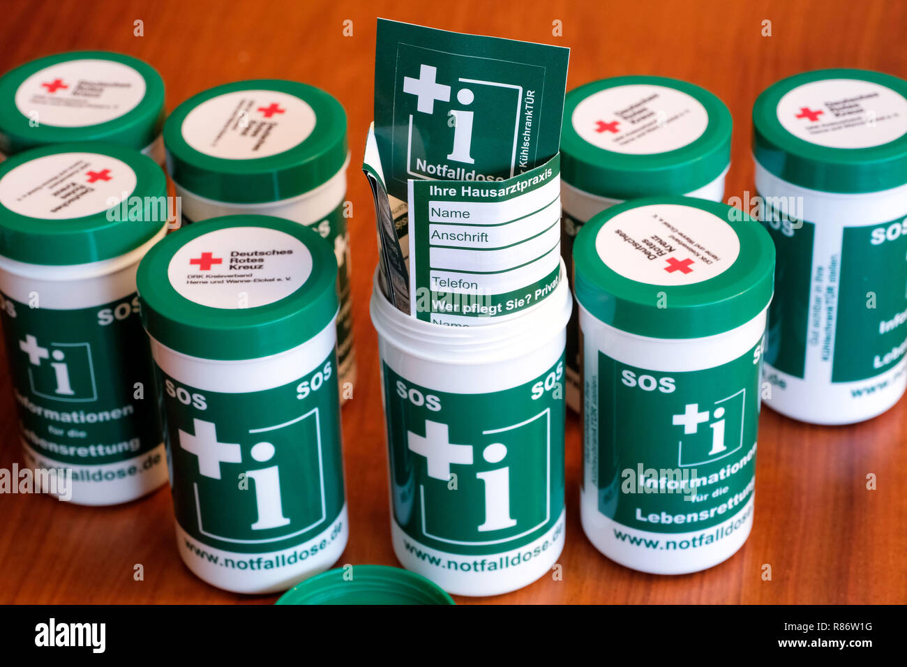 Allemagne : le vert et blanc boîte contient d'urgence pour l'équipe de secours et d'urgence important tous-l'information pertinente sur la personne concernée, tel que certificat de vaccination, l'état de santé, les médicaments, etc. plan vie --- die weiße grün-Notfalldose enthält die für alle wichtigen notfallrelevante Retter und Informationen über die betreffende personne wie Impfpass, Medikamentenplan Patientenverfügung, Gesundheitszustand, usw. Banque D'Images