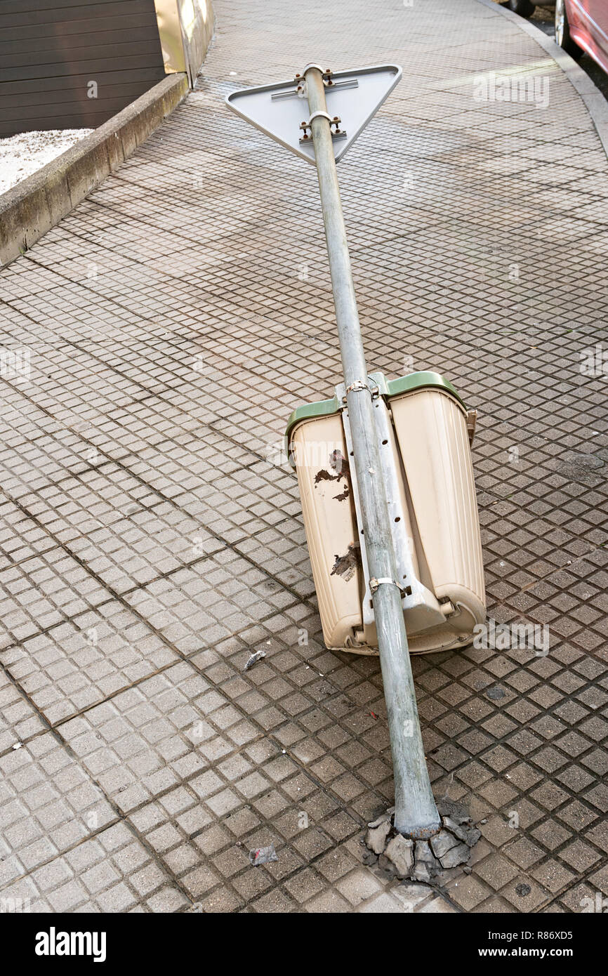 Le vandalisme et la violence de rue concept. Conteneur à déchets jetés sur le trottoir Banque D'Images