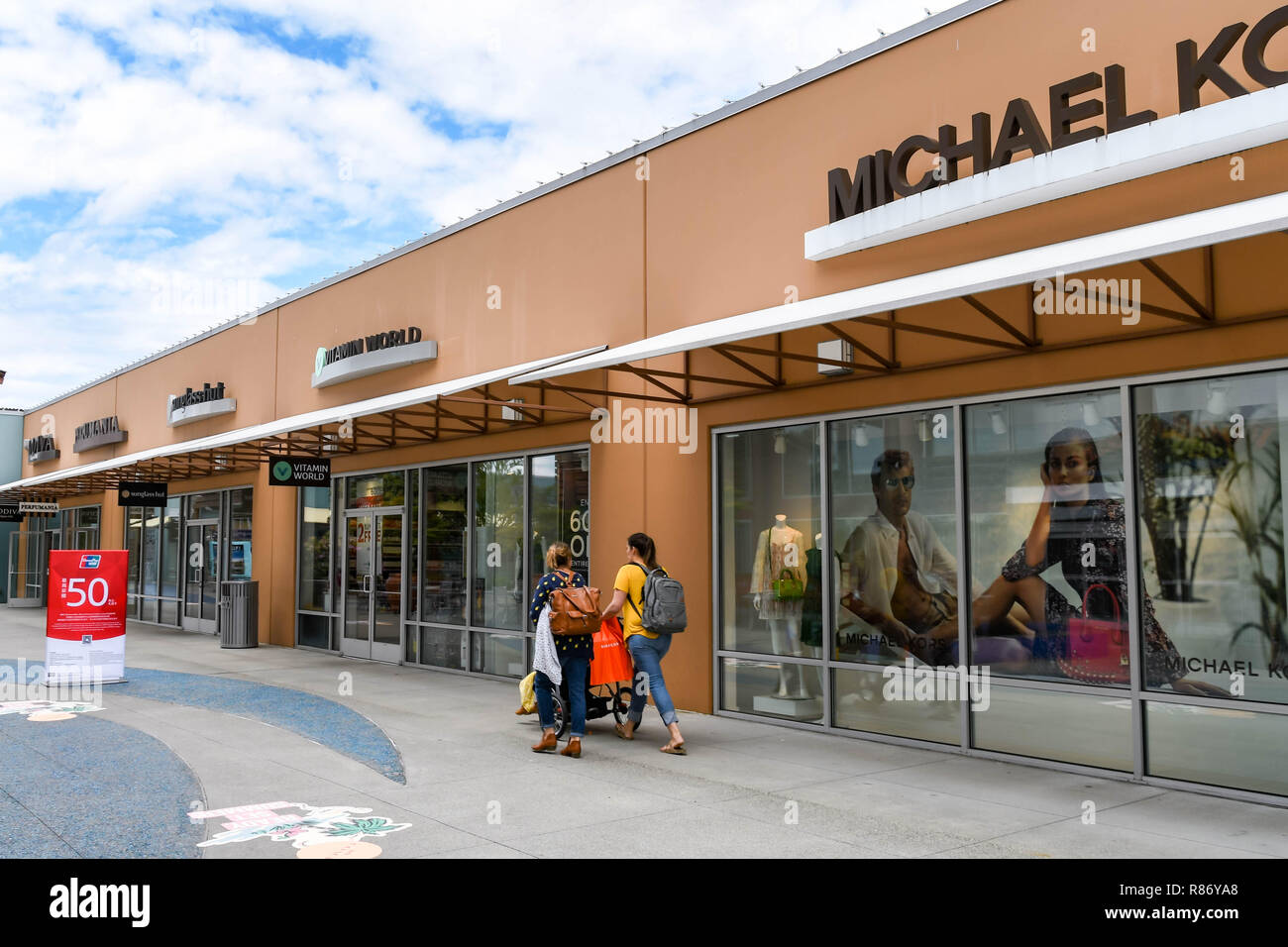 SEATTLE, WA, USA - Juin 2018 : boutiques à la Prime Outlets shopping mall à près de Seattle Tulalip. avec les consommateurs en passant devant. Banque D'Images