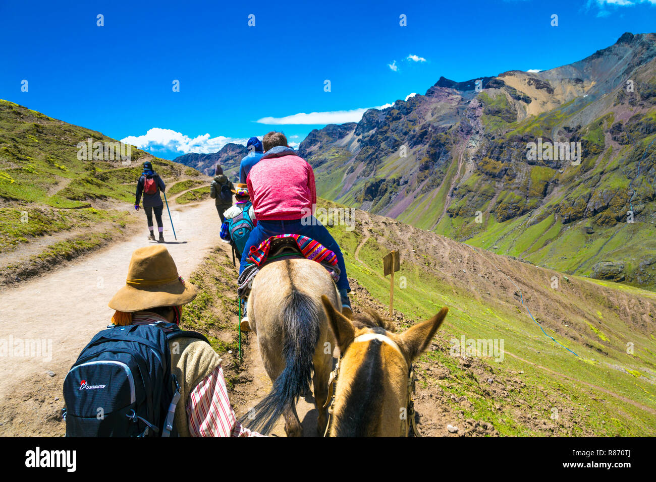 Les touristes de l'équitation de l'Rainbow Mountain (Vinicunca), Pérou Banque D'Images