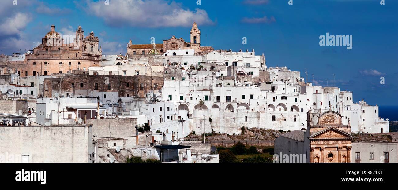 Panorama de la vieille ville pittoresque d''Ostuni, dans le sud de l'Italie est connue comme la ville blanche, et est construit sur une colline et couronné par sa cathédrale Banque D'Images