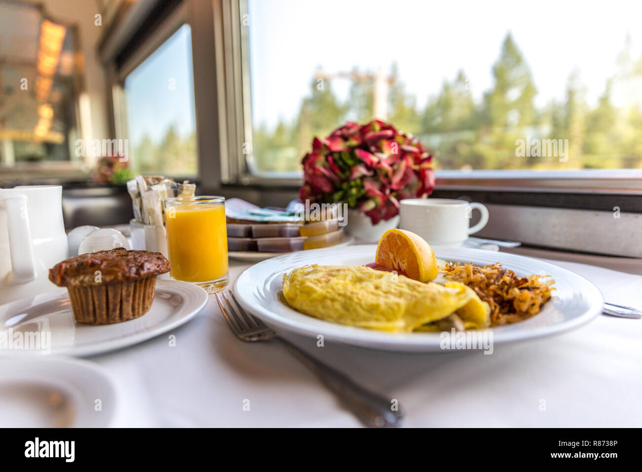 Le petit-déjeuner servi dans le wagon de première classe du 'train'  canadien au Canada Photo Stock - Alamy