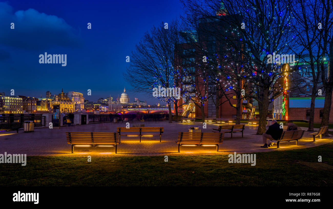 Southbank à Londres par la Tamise , l'Oxo tower restaurant Banque D'Images