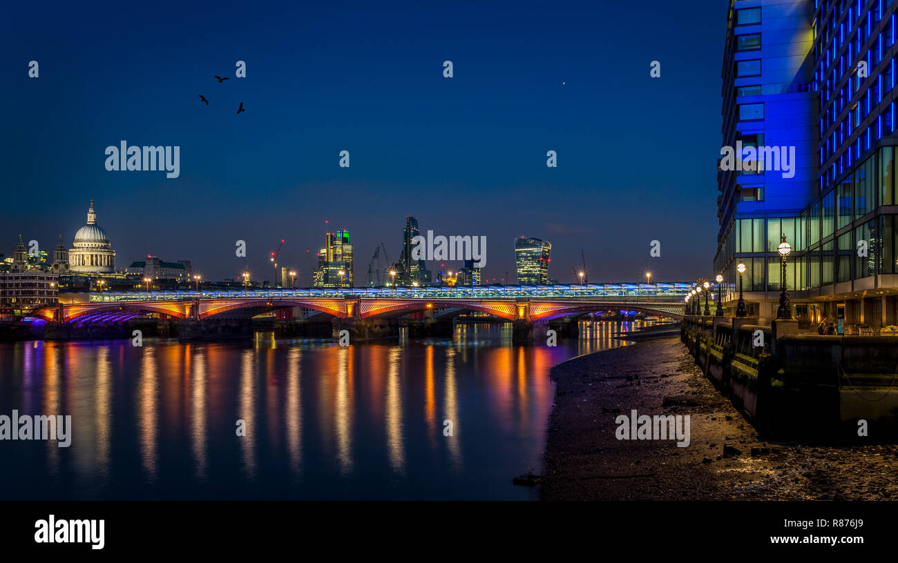 La ville de Londres à la direction London Blackfriars , St Paul, Le Walkie Talkie, oxo, tour, leadenhall, leaden,hall, fromage, de Southbank, râpe Banque D'Images