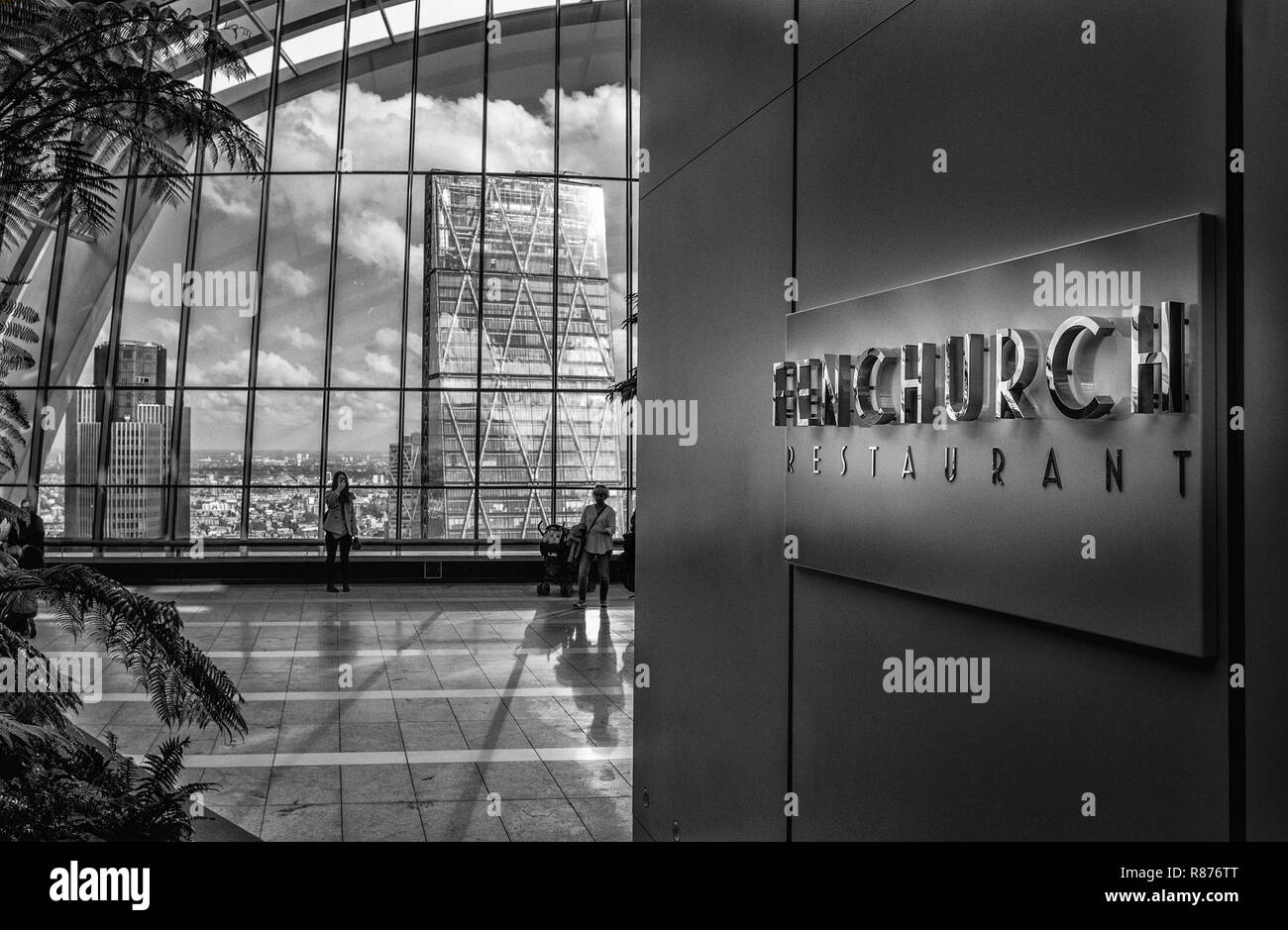 Restaurant dans le London Fenchurch Skygarden en haut de l'édifice talkie walkie Banque D'Images