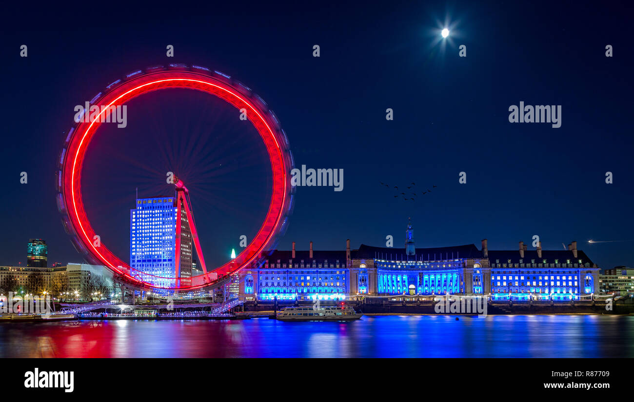 Millennium Wheel, London Eye sur Southbank Londres à côté de l'aquarium de Londres la nuit avec des lumières reflétées dans la Tamise Banque D'Images
