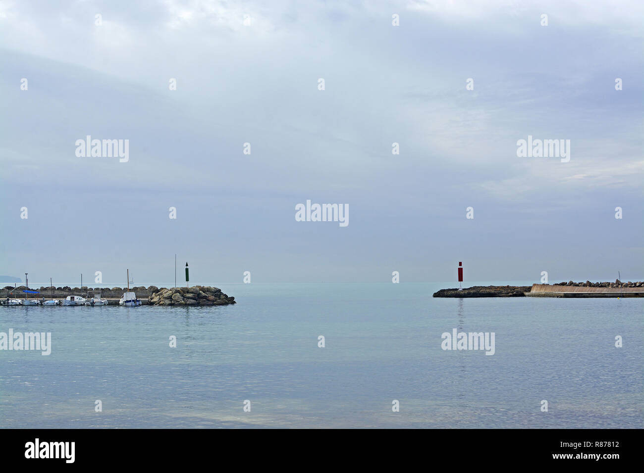 Avec vue sur l'océan et du Soleil en voilier ouverture entre deux jetées sur une solution pacifique et blue mars jour Mallorca, Espagne. Banque D'Images