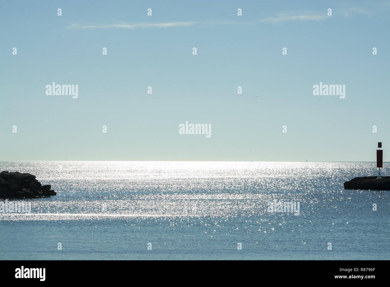 Suyan scintillant sun clairsemée avec horizon et ciel bleu à Mallorca, Espagne. Banque D'Images