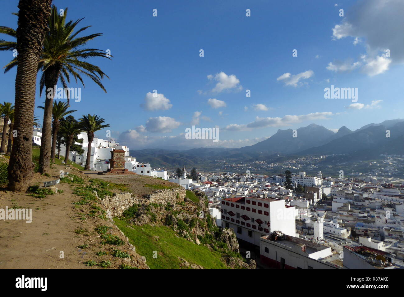 Tétouan au nord du Maroc avec des montagnes du Rif dans l'arrière-plan Banque D'Images