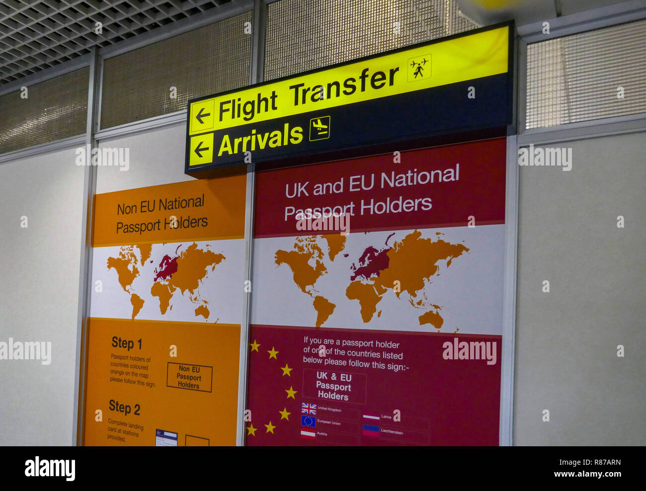 Vol passagers transferts, la voie rapide et signe des arrivées de l'aéroport de Manchester, Manchester, Angleterre, RU Banque D'Images