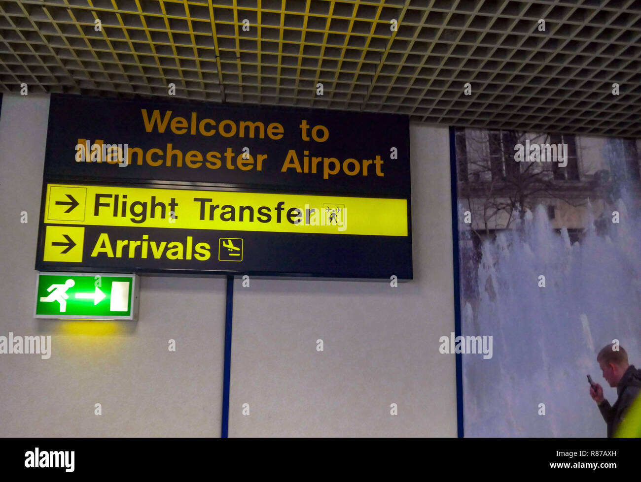 Vol passagers transferts, la voie rapide et signe des arrivées de l'aéroport de Manchester, Manchester, Angleterre, RU Banque D'Images