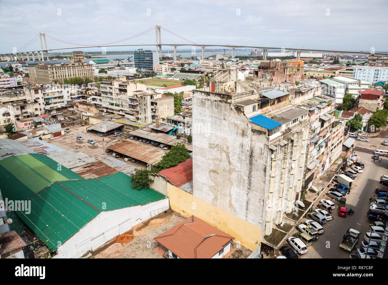 Le pont de la baie de Maputo Maputo à Katembe, vu sur les immeubles de grande hauteur et les rues de centre-ville de Maputo, Mozambique, l'Afrique. Banque D'Images