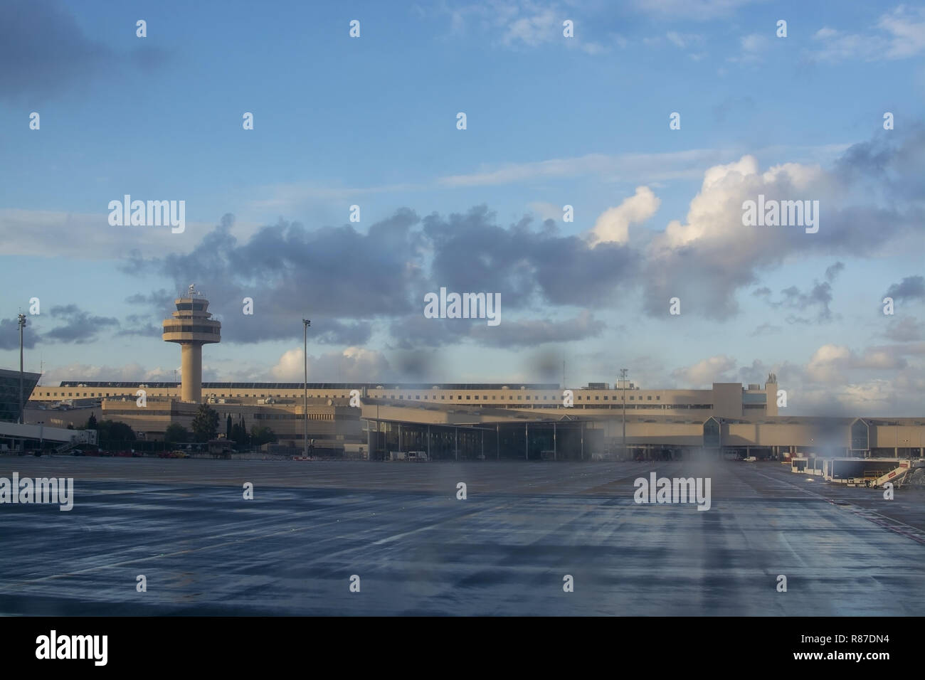 PALMA DE MAJORQUE, ESPAGNE - 9 novembre, 2018 : tour de contrôle de la circulation aérienne à l'aéroport de Palma hiver après orage rafraîchissant sur Son San Juan airport Banque D'Images