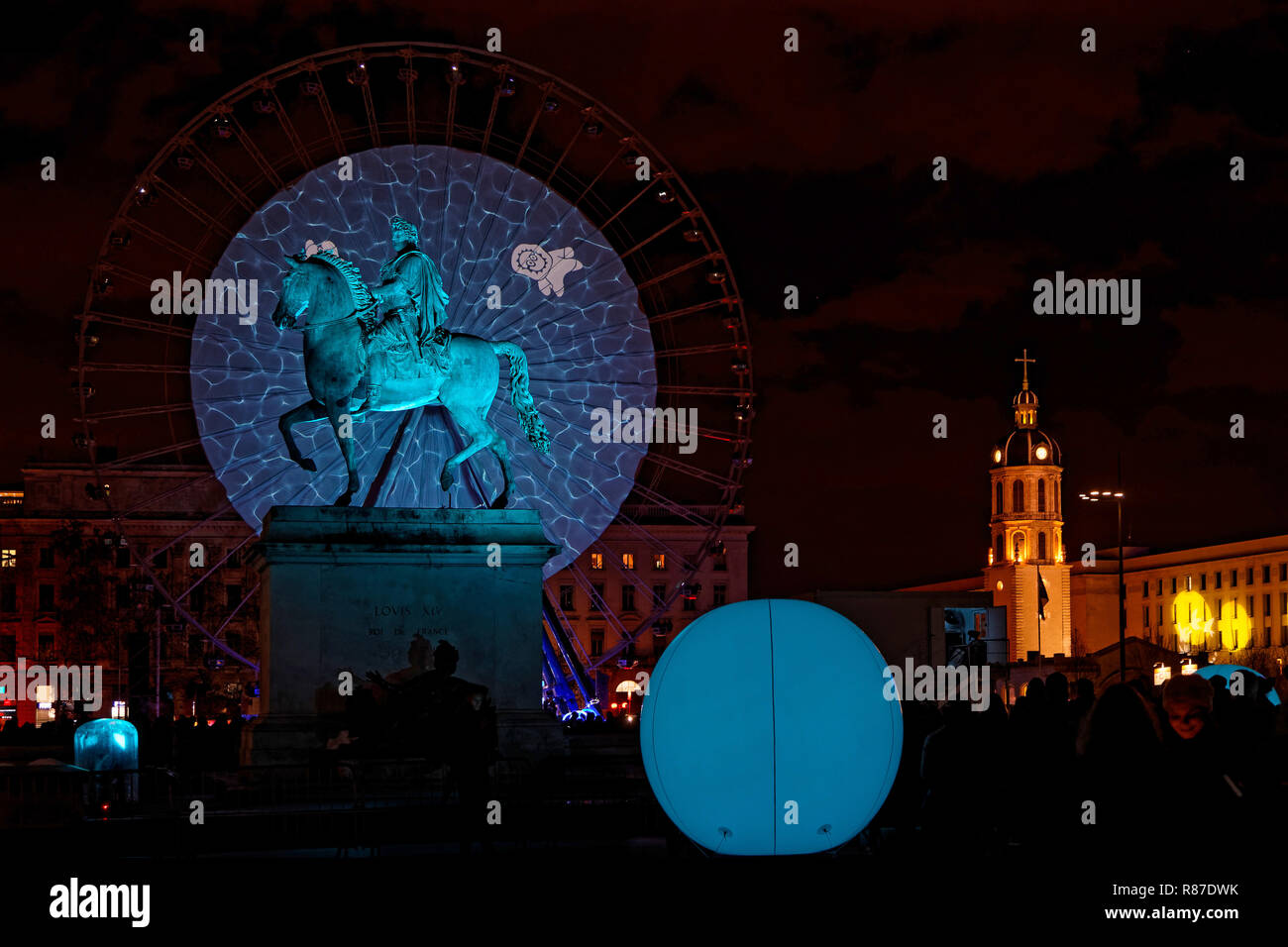 LYON, FRANCE, le 7 décembre 2018 : la Place Bellecour pendant la fête des lumières. Pour 4 nuits, différents artistes s'allumer le mélange bâtiments, rues splendo Banque D'Images