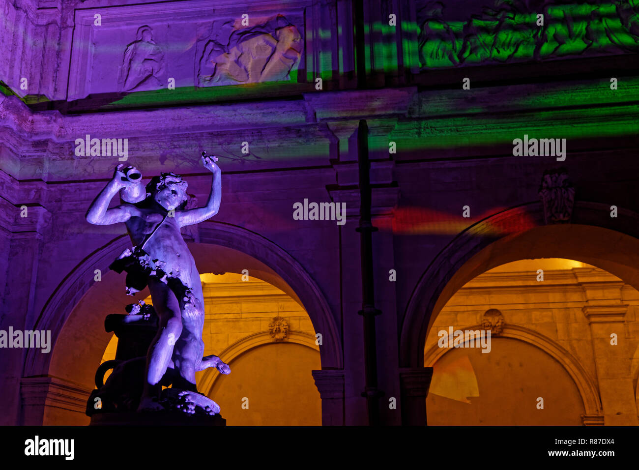 LYON, FRANCE, le 7 décembre 2018 : Palais St-Pierre jardins pendant la fête des lumières. Pour 4 nuits, différents artistes s'allument en bâtiments, rues mixin Banque D'Images