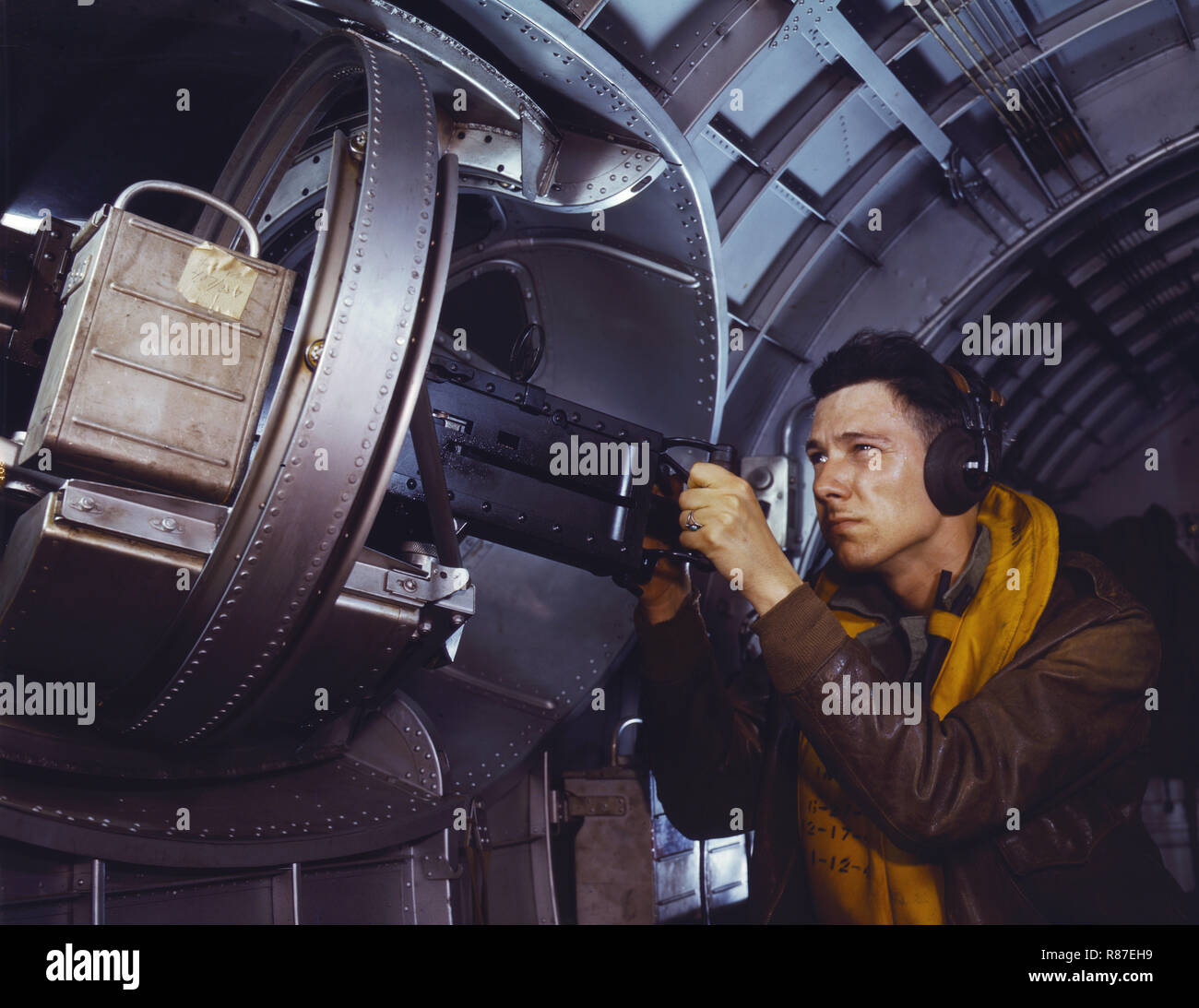 L'homme à côté de la mitrailleuse YB-17 Bomber, Langley Air Force Base, Hampton, Virginie, USA, Alfred T. Palmer pour l'Office of War Information, Mai 1942 Banque D'Images