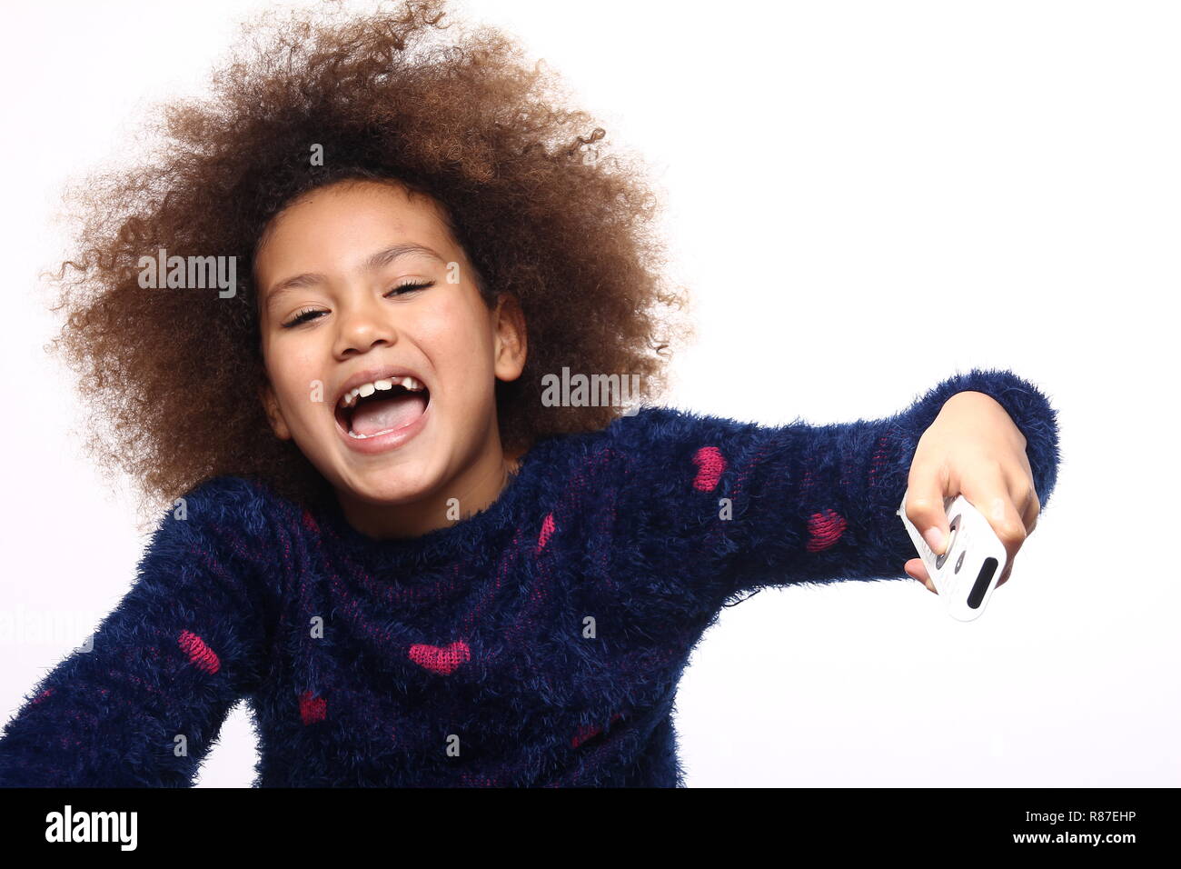 Belle petite afro girl devant un fond Banque D'Images