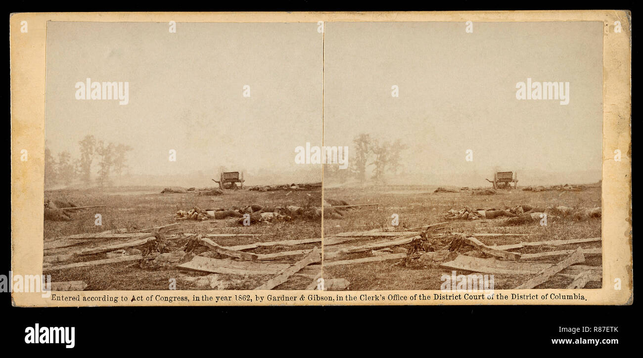 Vue sur le champ de bataille d'Antietam où Sumner's Corps chargé l'ennemi, théâtre de conflits terribles, carte stéréo, Alexander Gardner, Gardner & Gibson, 1862 Banque D'Images