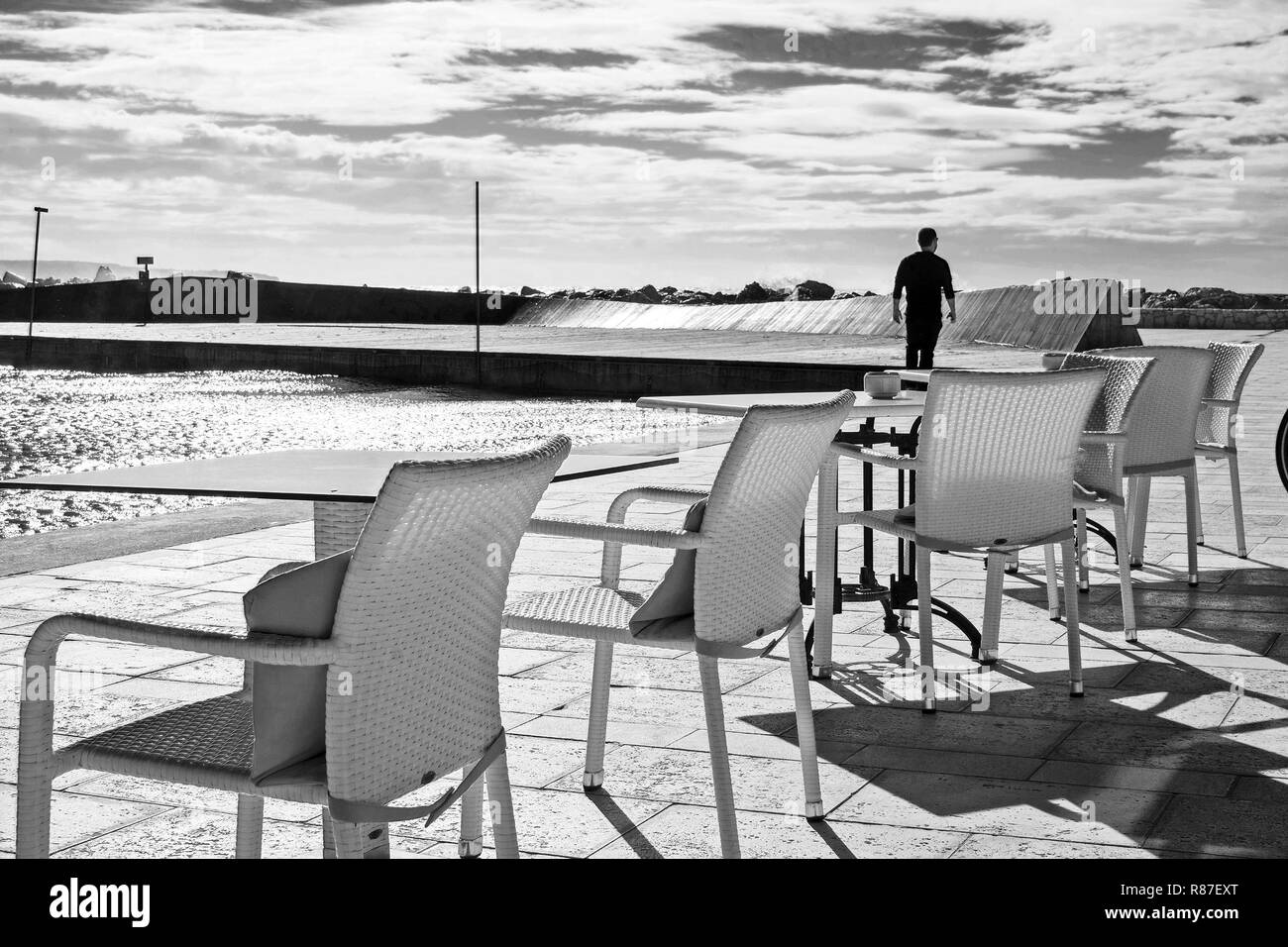 PALMA DE MAJORQUE, ESPAGNE - 25 NOVEMBRE 2018 : Sièges à winter sunshine par un jour de vent le 25 novembre 2018 à Palma de Majorque, Espagne. Banque D'Images