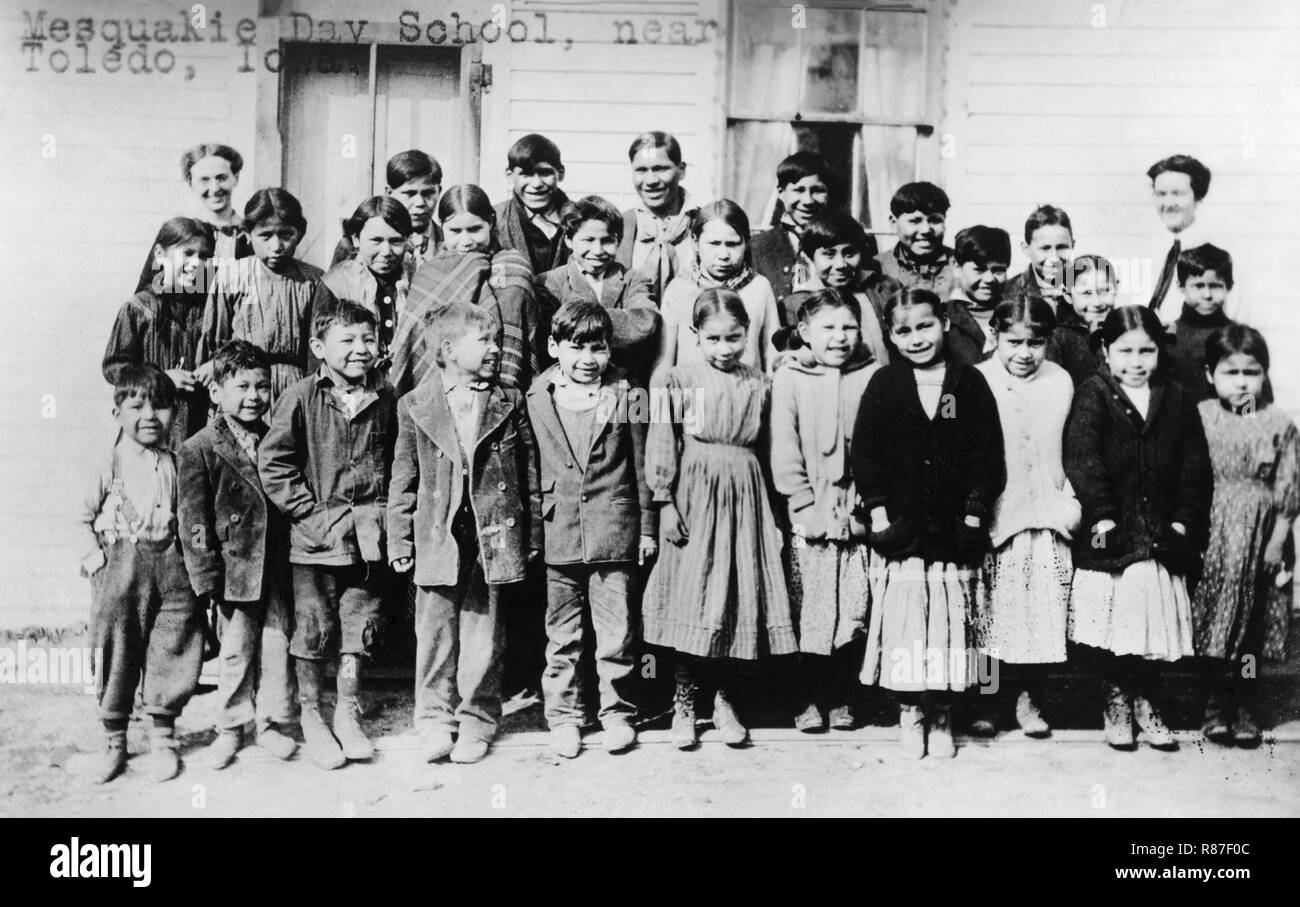 Les élèves enseignants de l'école de jour Mesquakie, Portrait de groupe, près de Toledo, Iowa, États-Unis, National Photo Company, 1910 Banque D'Images