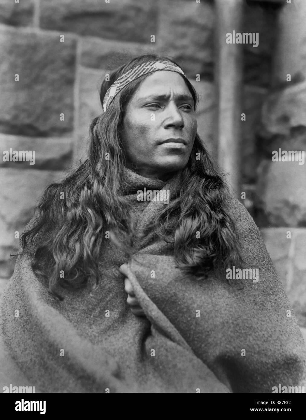 Baby Lone, homme médecine Kickapoo, demi-longueur Portrait enveloppé dans une couverture, 1917 Banque D'Images