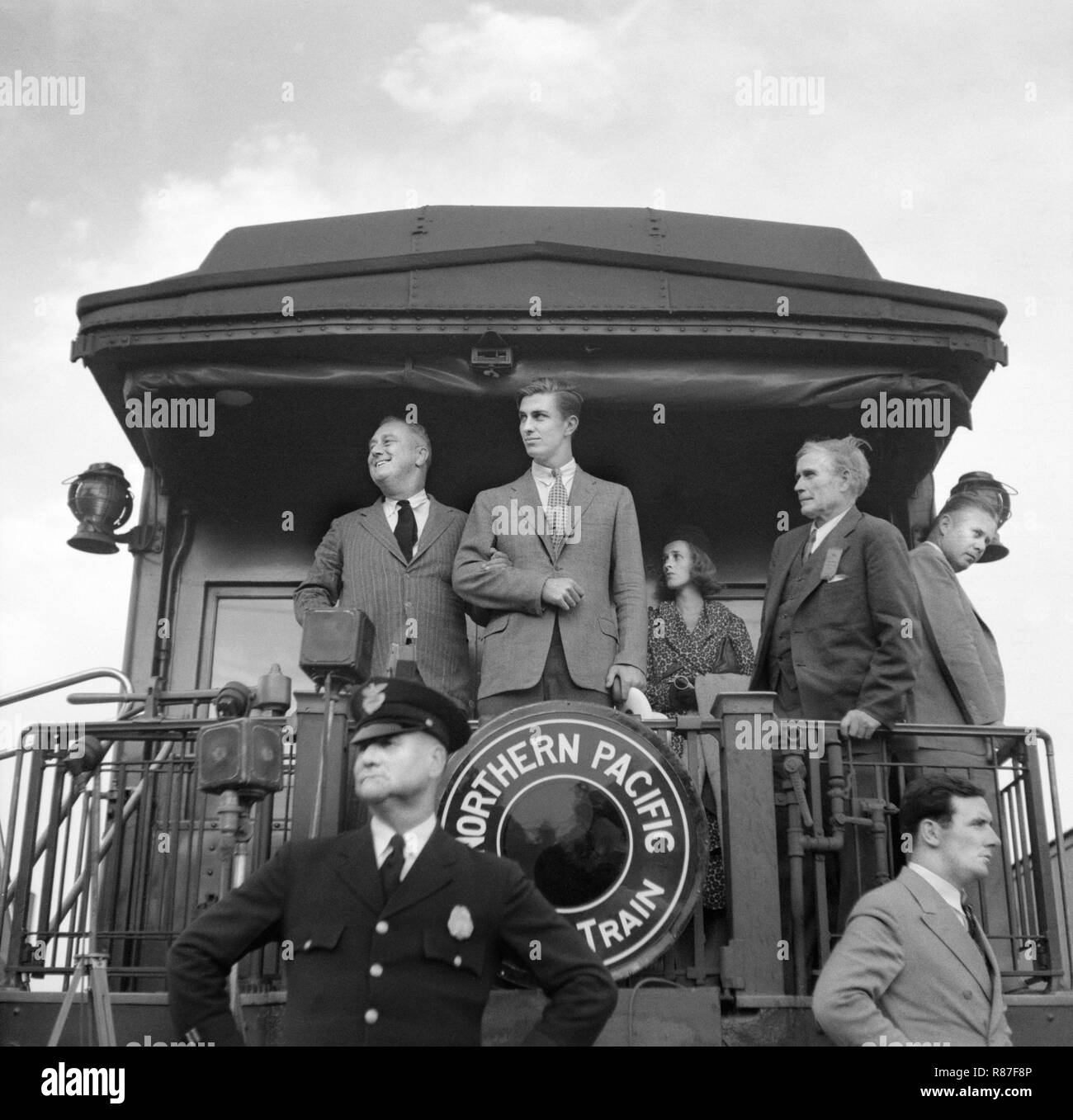 Le président américain, Franklin Roosevelt, fils de Franklin Delano Roosevelt, Jr., tout en parlant de l'arrière du train durant l'Inspection de la sécheresse, Bismarck, Dakota du Nord, USA, Arthur Rothstein, Farm Security Administration, Août 1936 Banque D'Images