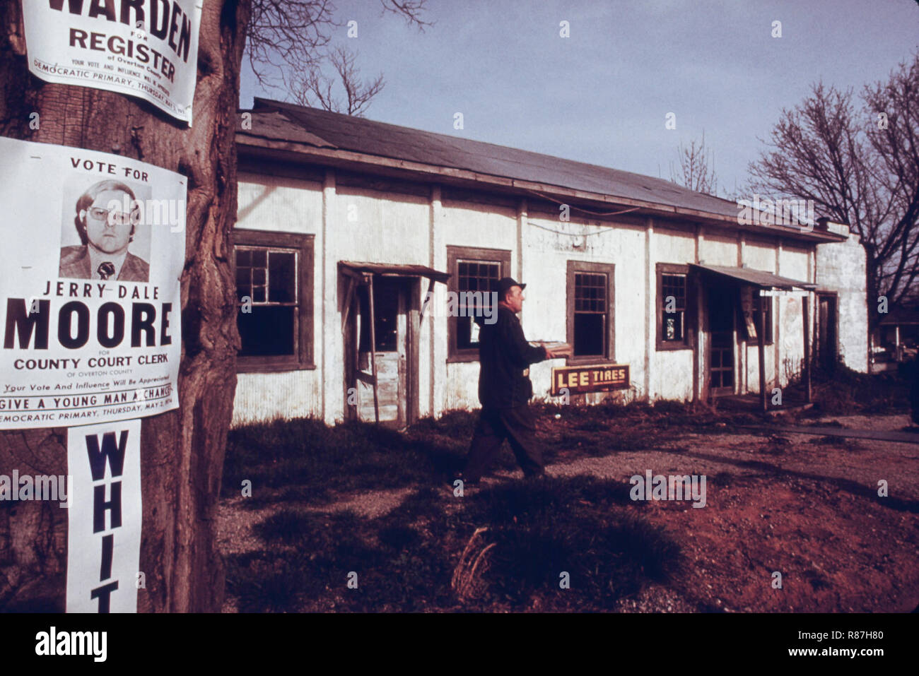 Vue extérieure d'un magasin déserté à Crawford, Texas près de Cookeville. La ville était autrefois un siège d'extraction du charbon en plein essor, mais maintenant, c'est pratiquement inhabitée. L'année dernière, l'État a délivré des licences pour le magasin était en 1966. L'homme de la photo est un ancien mineur qui vit dans le quartier et vient d'entrer dans le petit bureau de poste il y 04/1974 Banque D'Images