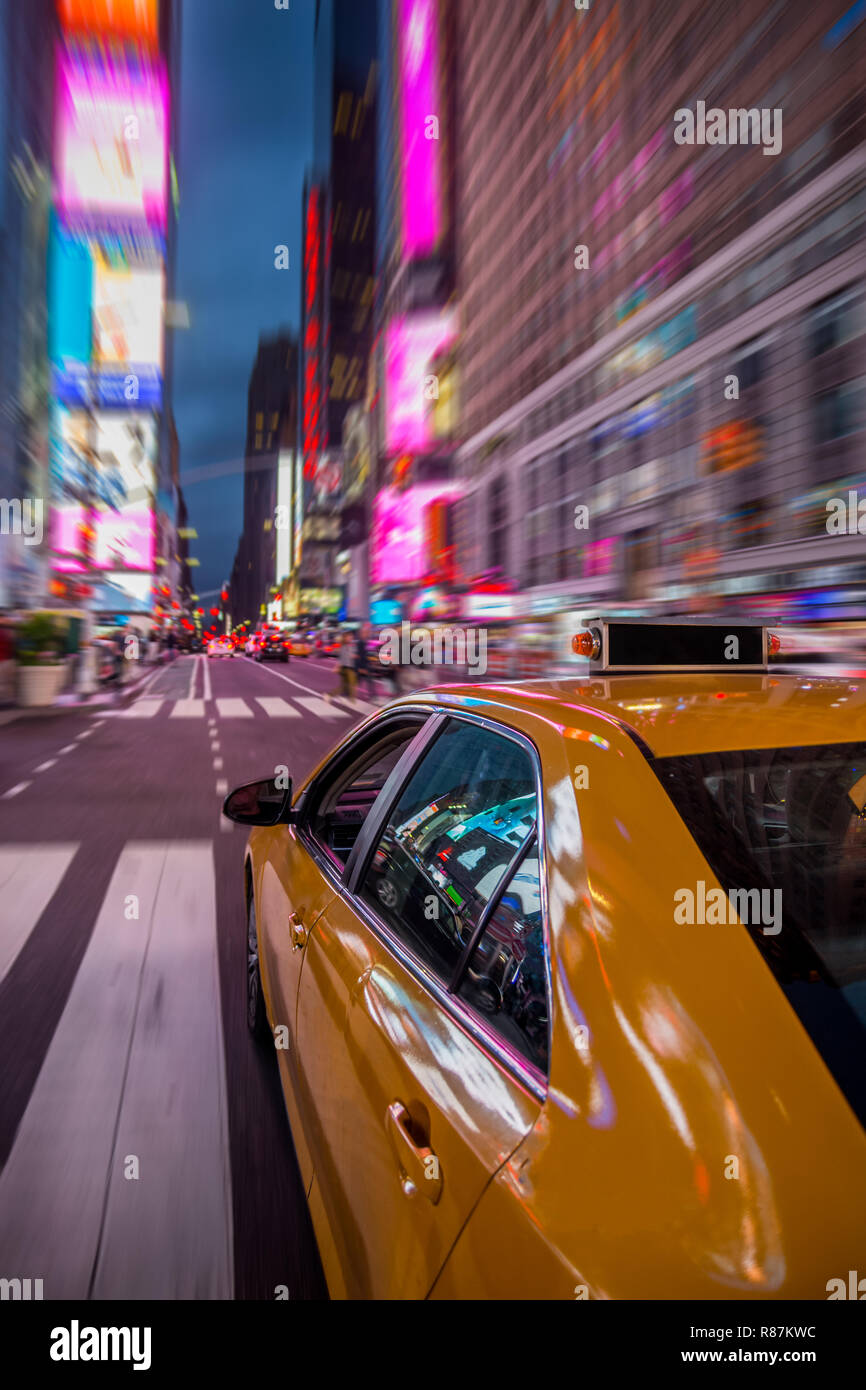 New York yellow cab sous lumières de Times Square Banque D'Images