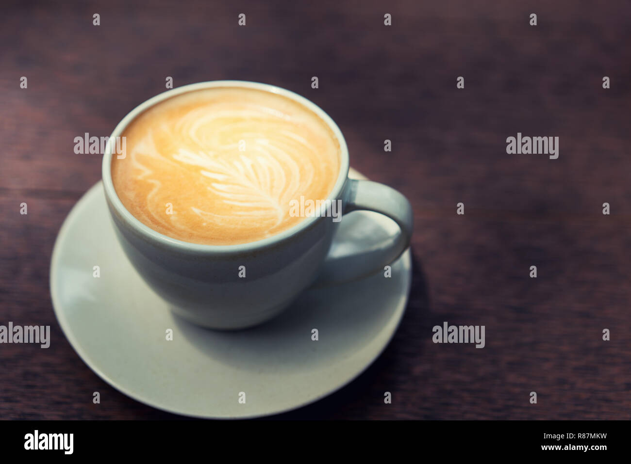 Art chaud dans une tasse de Café Latte sur table en bois dans la région de coffee shop. Banque D'Images