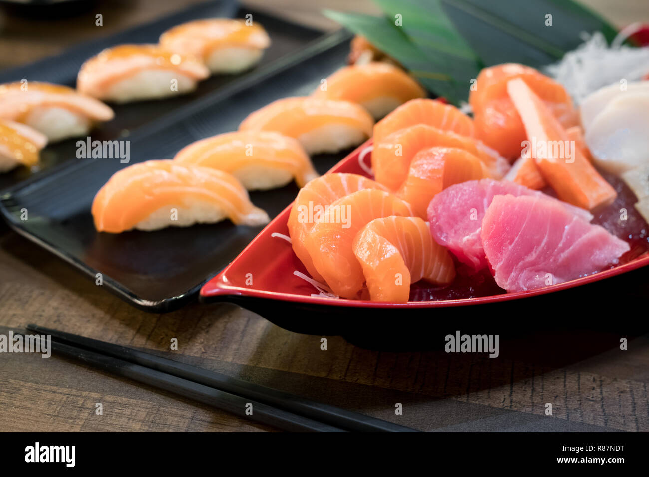 Tranches de sashimi mixte de poissons sur la glace dans le bol blanc. Thon Saumon sashimi hamachi set, le poisson cru, de la nourriture japonaise au restaurant asiatique. Banque D'Images