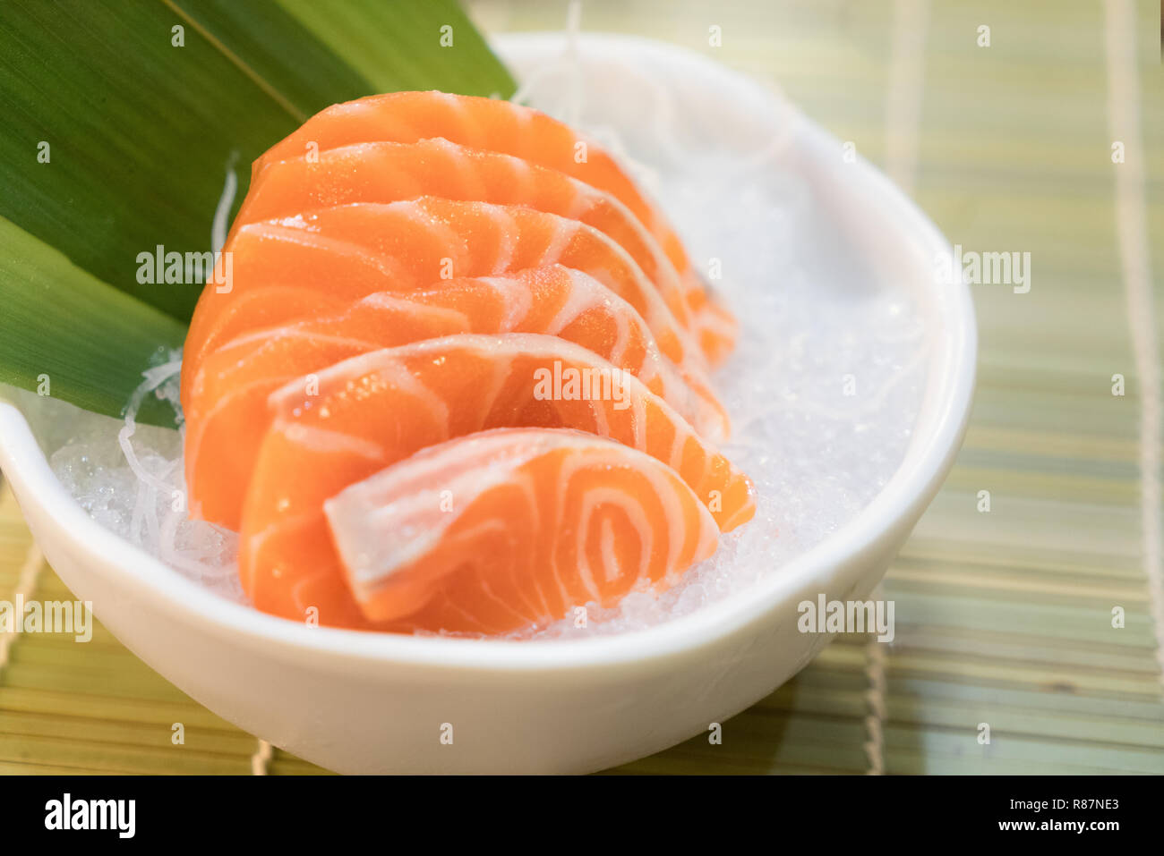 Tranche de saumon cru ou Sashimi au saumon dans le style japonais de servir sur glace dans un bol. Banque D'Images