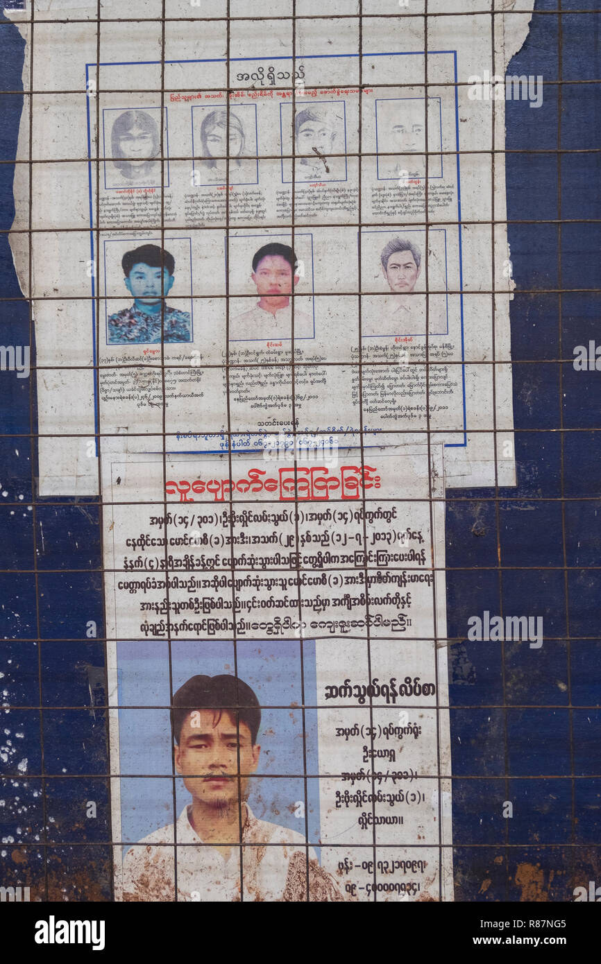 Affiches voulait à la gare centrale de Yangon, Myanmar. Banque D'Images