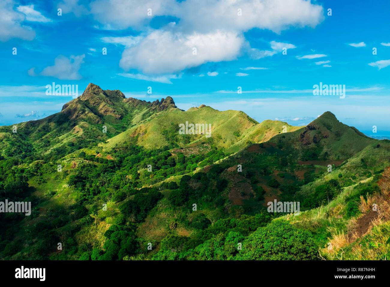 Un sentier de randonnée du mont Batulao dans la province de Batangas, Philippines Banque D'Images