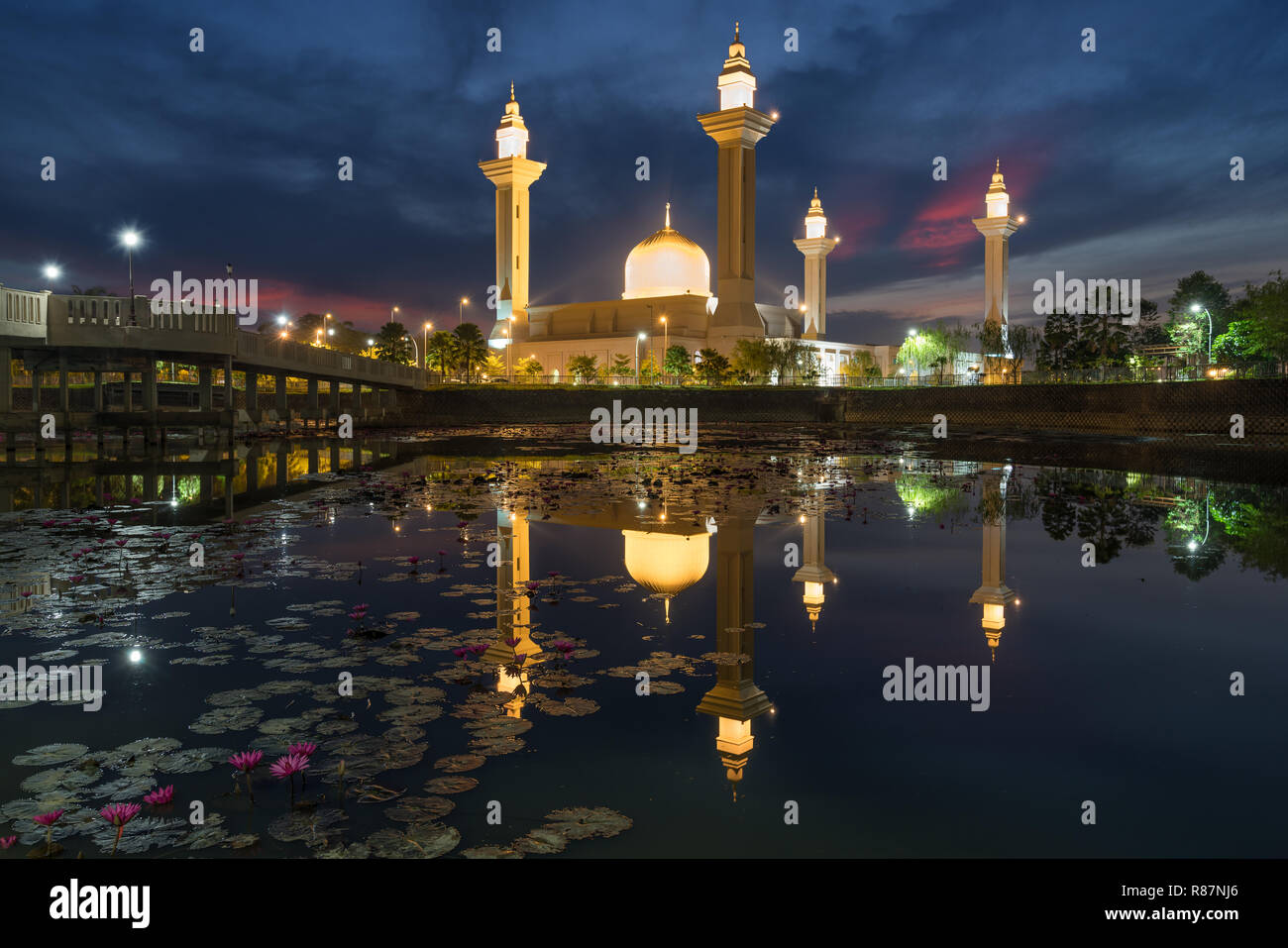 Matin lever du soleil Ciel de Masjid Bukit Jelutong à Shah Alam près de Kuala Lumpur, Malaisie. Également connu sous le nom de mosquée de Tengku Ampuan Rahimah. Banque D'Images