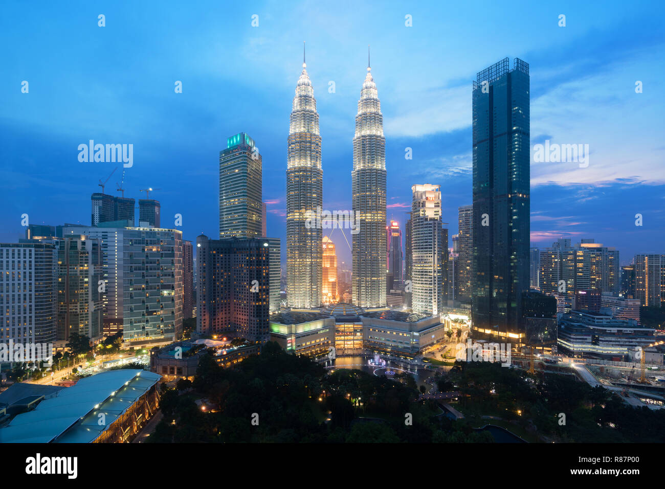 La ville de Kuala Lumpur. Vue panoramique sur les toits de la ville de Kuala Lumpur au lever du soleil, la vue des gratte-ciel des capacités et en Malaisie. Banque D'Images