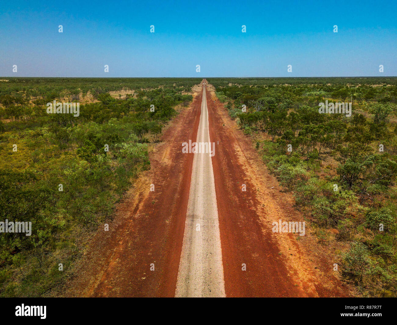 La route de Barkly à distance dans l'Outback du Territoire du Nord. Banque D'Images