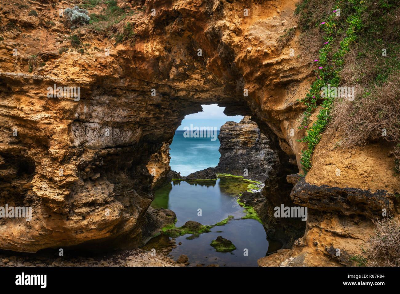 La grotte est l'une des caractéristiques le long de la Great Ocean Road. Banque D'Images