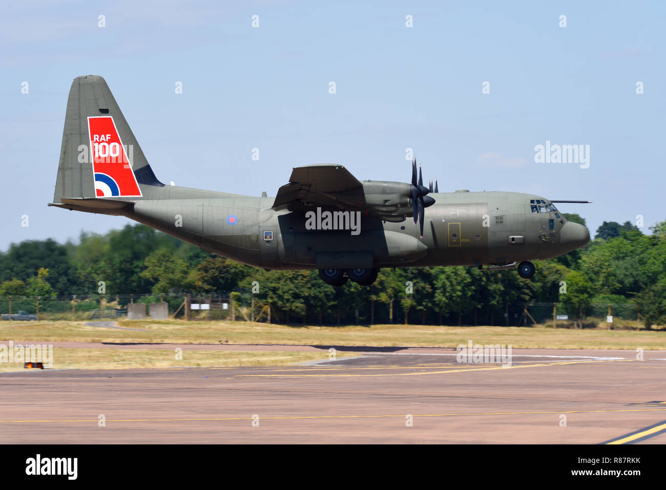 RAF 100 queue centenaire Royal Air Force Lockheed C-130 Hercules à l'atterrissage à l'avion Royal International Air Tattoo, RIAT, RAF Fairford Banque D'Images