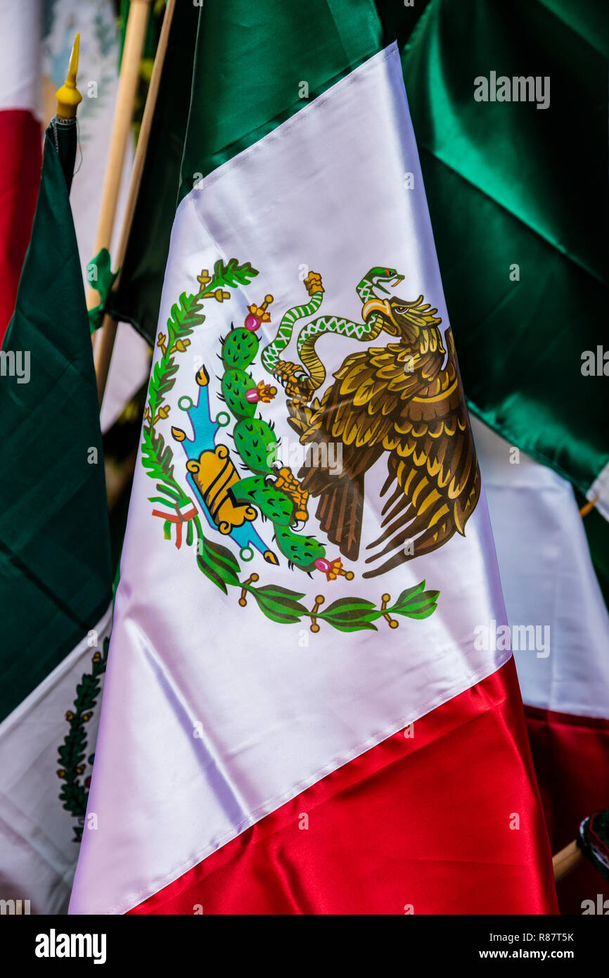 Drapeaux mexicains en vente pendant le jour de l'INDÉPENDANCE DU MEXIQUE - Guanajuato, Mexique Banque D'Images