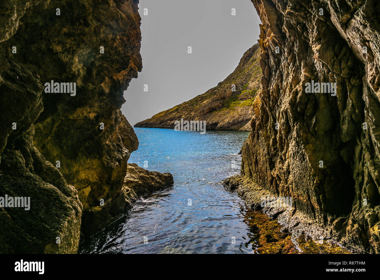Xlendi, Gozo, Malte - grotte cachée dans la montagne avec une vue sur la mer. Banque D'Images