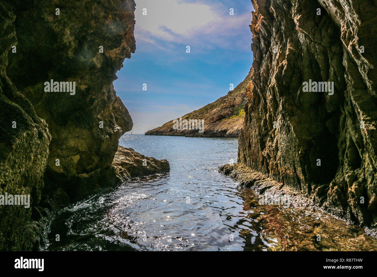 Xlendi, Gozo, Malte - grotte cachée dans la montagne avec une vue sur la mer. Banque D'Images