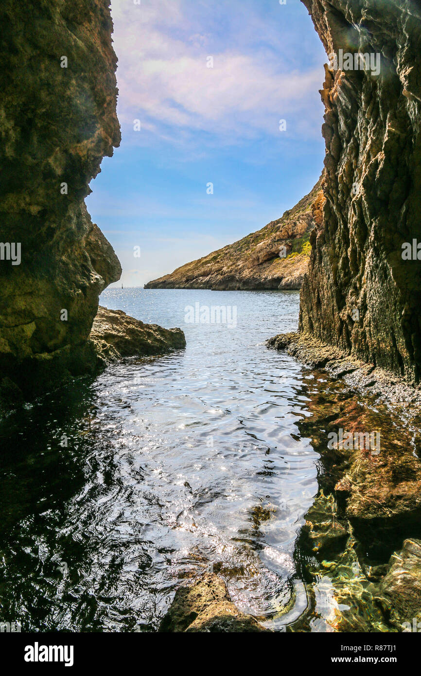 Xlendi, Gozo, Malte - grotte cachée dans la montagne avec une vue sur la mer. Banque D'Images