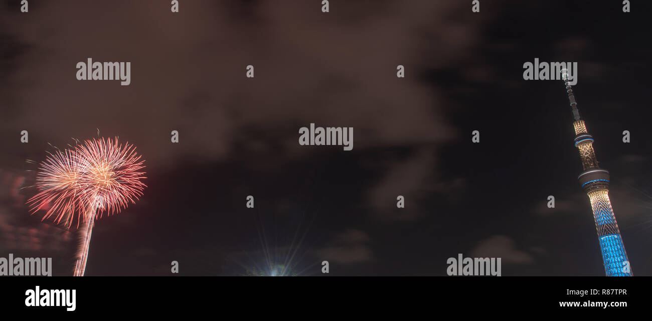 Tour Tokyo Skytree avec Fireworks at parc Sumida. Banque D'Images